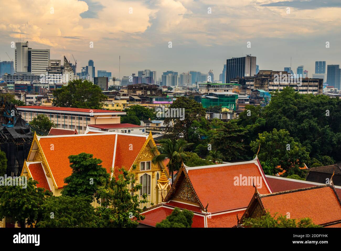 Vista sul paesaggio urbano di Bangkok da Wat Saket Foto Stock