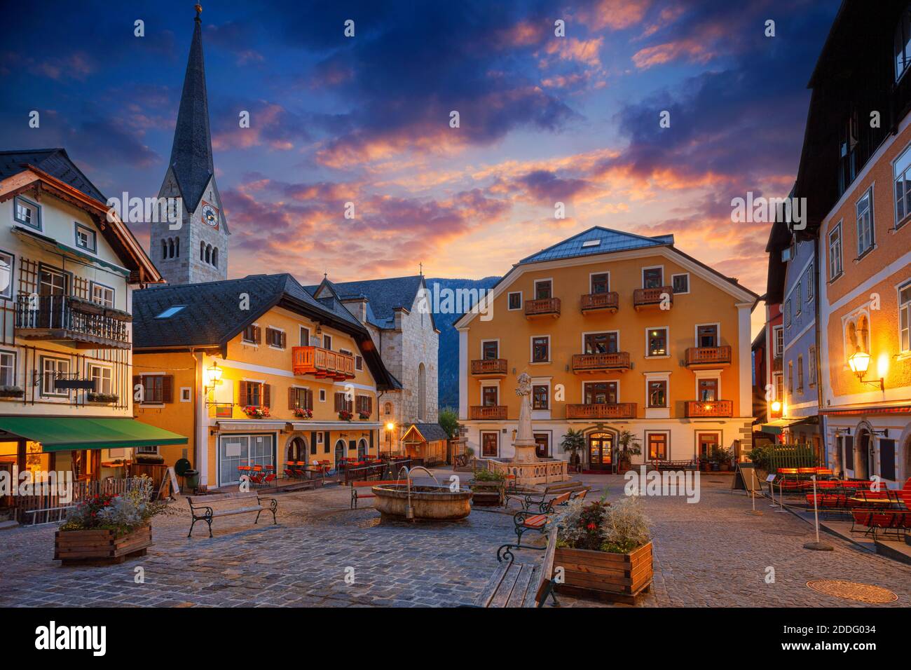 Hallstatt, Austria. Immagine del paesaggio urbano del famoso villaggio alpino Hallstatt all'alba dell'autunno. Foto Stock