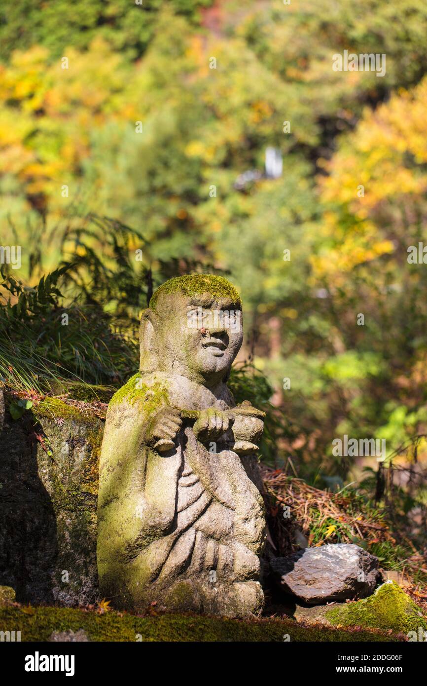 Giappone, Kyoto, Arashiyama, Tempio di Otagi Nenbutsu-ji, Rakan (discepoli di Shaka, il fondatore del buddismo) immagini buddiste che sono state scolpite da adoratori Foto Stock