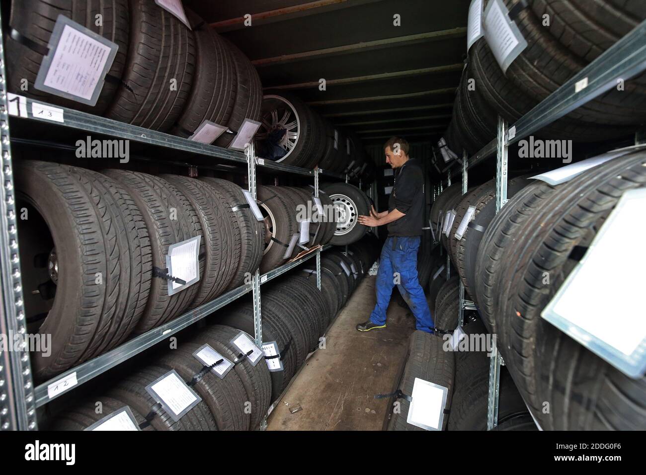 Berlino, Germania. 25 Nov 2020. Un meccanico presso un'officina di riparazione auto nel distretto di Lichtenberg immagazzina le ruote dei veicoli per sei mesi dopo il passaggio da pneumatici estivi a pneumatici invernali. La regola generale per un cambio stagionale di pneumatico è: Da A a o (giorno di tutti i Santi a Pasqua). Chiunque abbia un incidente con gli pneumatici estivi a dispetto delle cattive condizioni atmosferiche pagherà una multa pesante (requisito degli pneumatici invernali). Gli pneumatici invernali sono più efficaci quando la temperatura media è inferiore a sette gradi Celsius. Credit: Wolfgang Kumm/dpa/Alamy Live News Foto Stock