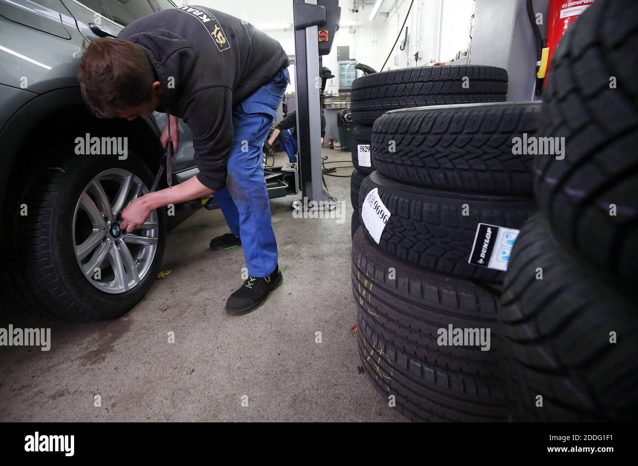 Berlino, Germania. 25 Nov 2020. Un meccanico presso un'officina di riparazione auto nel distretto di Lichtenberg cambia un veicolo da pneumatici estivi a pneumatici invernali e serra i bulloni ruota con una chiave dinamometrica. La regola generale per un cambio stagionale di pneumatico è: Da A a o (giorno di tutti i Santi a Pasqua). Chiunque abbia un incidente con gli pneumatici estivi a dispetto delle cattive condizioni atmosferiche pagherà una multa pesante (requisito degli pneumatici invernali). Gli pneumatici invernali sono più efficaci quando la temperatura media è inferiore a sette gradi Celsius. Credit: Wolfgang Kumm/dpa/Alamy Live News Foto Stock