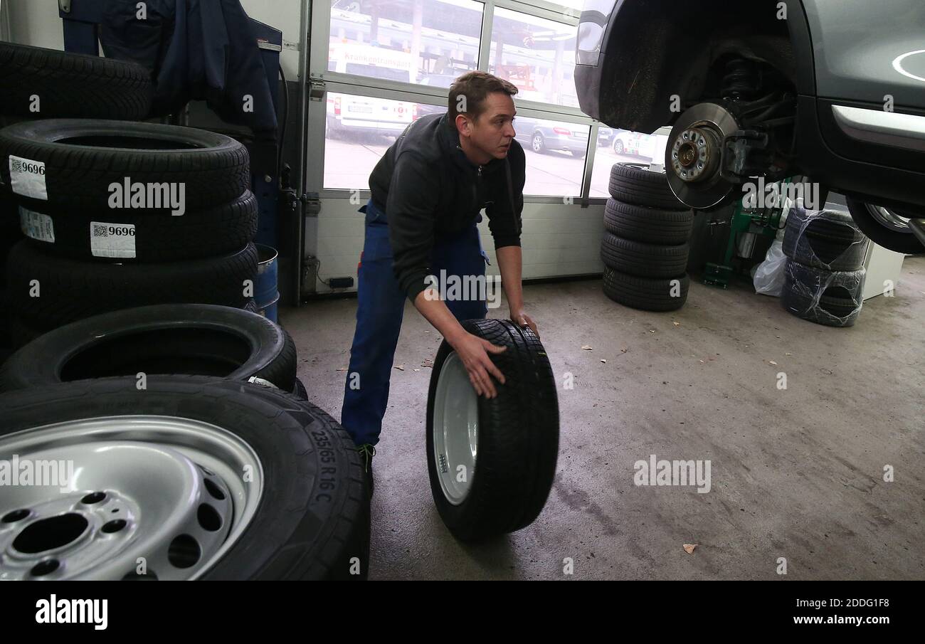 Berlino, Germania. 25 Nov 2020. Un meccanico presso un'officina di riparazione auto nel distretto di Lichtenberg cambia un veicolo da pneumatici estivi a pneumatici invernali. La regola generale per un cambio stagionale di pneumatico è: Da A a o (giorno di tutti i Santi a Pasqua). Chiunque abbia un incidente con gli pneumatici estivi nonostante le cattive condizioni atmosferiche pagherà una multa pesante (requisito degli pneumatici invernali). Gli pneumatici invernali sono più efficaci quando la temperatura media è inferiore a sette gradi Celsius. Credit: Wolfgang Kumm/dpa/Alamy Live News Foto Stock