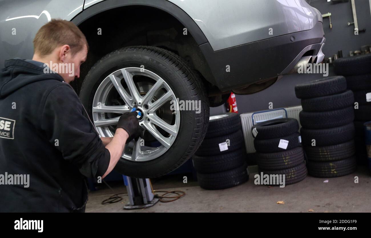 Berlino, Germania. 25 Nov 2020. Un meccanico presso un'officina di riparazione auto nel distretto di Lichtenberg cambia un veicolo da pneumatici estivi a pneumatici invernali. La regola generale per un cambio stagionale di pneumatico è: Da A a o (giorno di tutti i Santi a Pasqua). Chiunque abbia un incidente con gli pneumatici estivi nonostante le cattive condizioni atmosferiche pagherà una multa pesante (requisito degli pneumatici invernali). Gli pneumatici invernali sono più efficaci quando la temperatura media è inferiore a sette gradi Celsius. Credit: Wolfgang Kumm/dpa/Alamy Live News Foto Stock