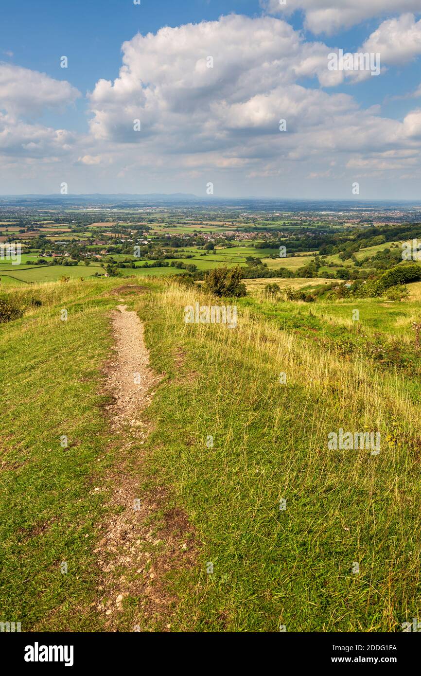 Guardando lungo la Iron Age Bank a Crickley Hill Iron Age Fort verso Cheltenham Spa, Gloucestershire, Inghilterra Foto Stock