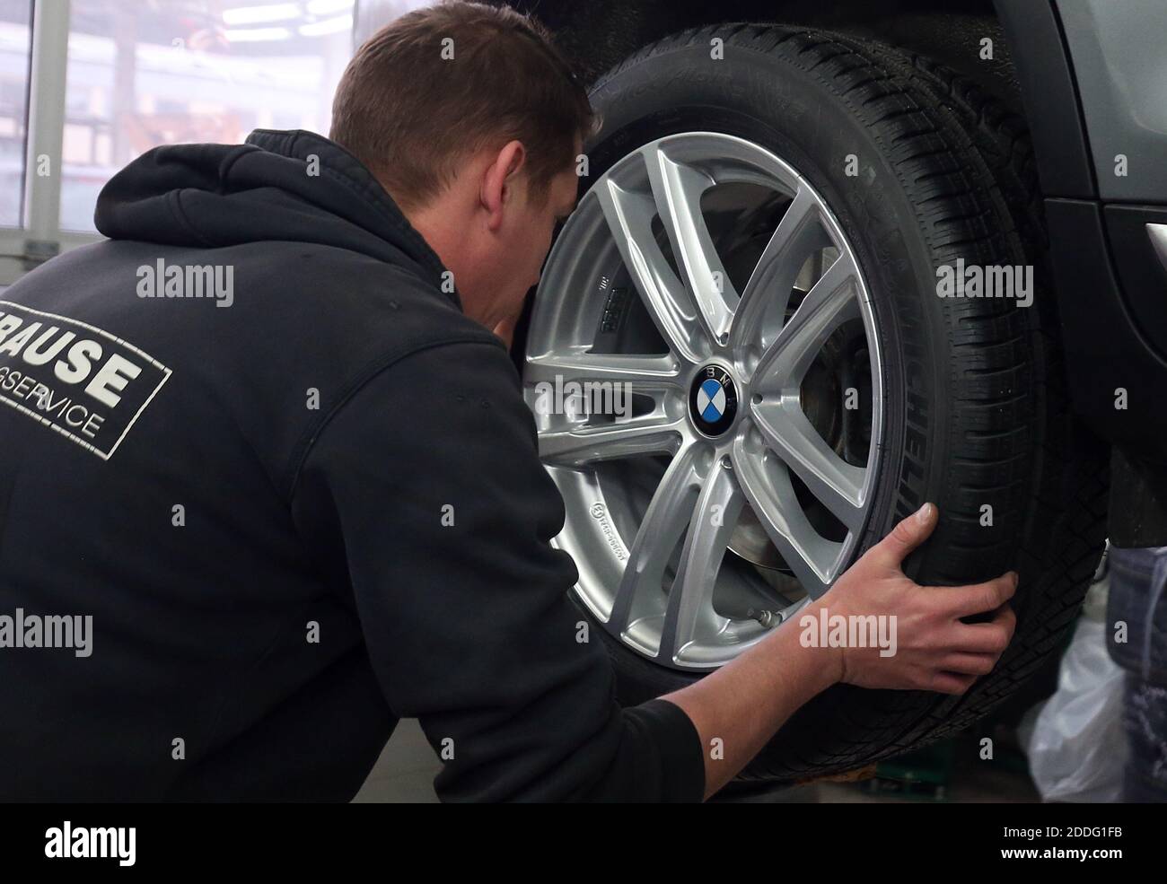 Berlino, Germania. 25 Nov 2020. Un meccanico presso un'officina di riparazione auto nel distretto di Lichtenberg cambia un veicolo da pneumatici estivi a pneumatici invernali. La regola generale per un cambio stagionale di pneumatico è: Da A a o (giorno di tutti i Santi a Pasqua). Chiunque abbia un incidente con gli pneumatici estivi nonostante le cattive condizioni atmosferiche pagherà una multa pesante (requisito degli pneumatici invernali). Gli pneumatici invernali sono più efficaci quando la temperatura media è inferiore a sette gradi Celsius. Credit: Wolfgang Kumm/dpa/Alamy Live News Foto Stock