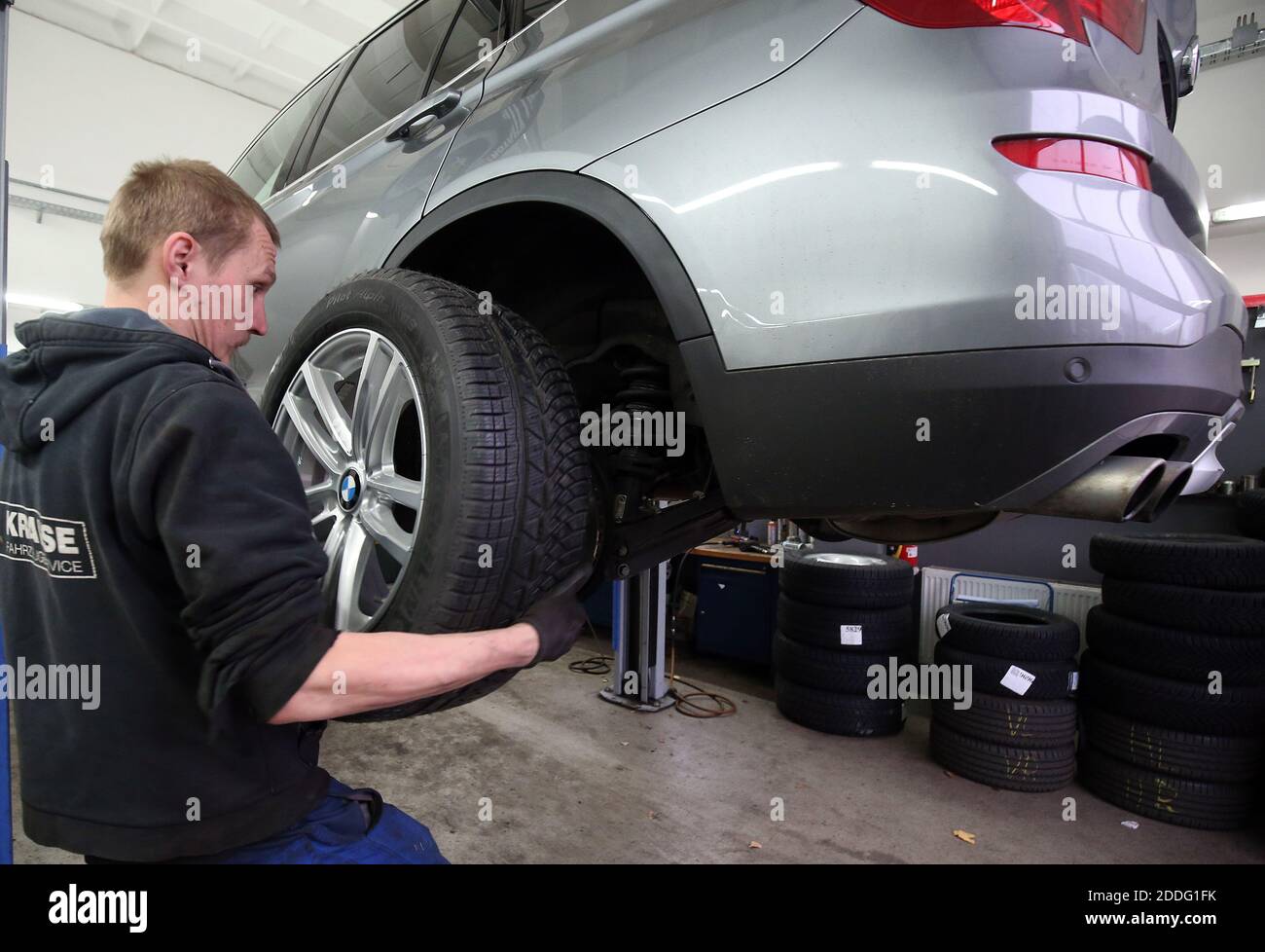 Berlino, Germania. 25 Nov 2020. Un meccanico presso un'officina di riparazione auto nel distretto di Lichtenberg cambia un veicolo da pneumatici estivi a pneumatici invernali. La regola generale per un cambio stagionale di pneumatico è: Da A a o (giorno di tutti i Santi a Pasqua). Chiunque abbia un incidente con gli pneumatici estivi nonostante le cattive condizioni atmosferiche pagherà una multa pesante (requisito degli pneumatici invernali). Gli pneumatici invernali sono più efficaci quando la temperatura media è inferiore a sette gradi Celsius. Credit: Wolfgang Kumm/dpa/Alamy Live News Foto Stock