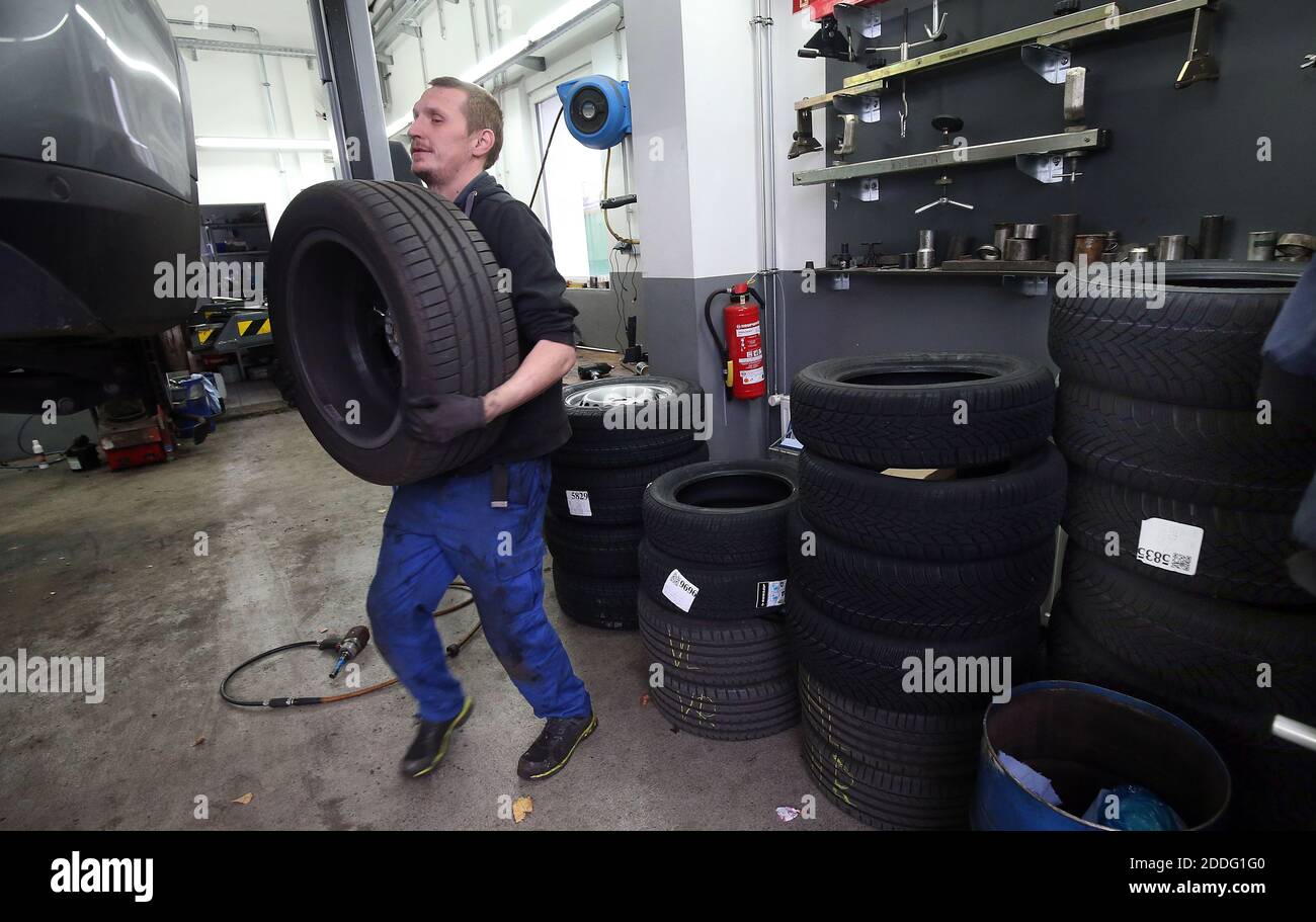 Berlino, Germania. 25 Nov 2020. Un meccanico presso un'officina di riparazione auto nel distretto di Lichtenberg cambia un veicolo da pneumatici estivi a pneumatici invernali. La regola generale per un cambio stagionale di pneumatico è: Da A a o (giorno di tutti i Santi a Pasqua). Chiunque abbia un incidente con gli pneumatici estivi nonostante le cattive condizioni atmosferiche pagherà una multa pesante (requisito degli pneumatici invernali). Gli pneumatici invernali sono più efficaci quando la temperatura media è inferiore a sette gradi Celsius. Credit: Wolfgang Kumm/dpa/Alamy Live News Foto Stock