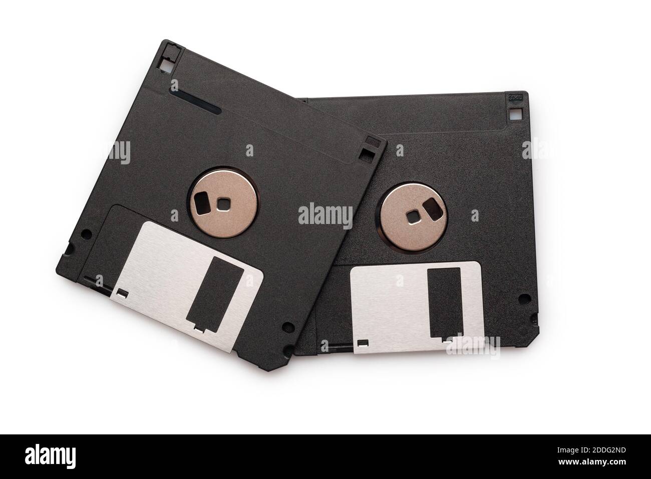 Floppy disk di plastica nera isolato su sfondo bianco. Tecnologia obsoleta. Dischetto di archiviazione dati. Foto Stock
