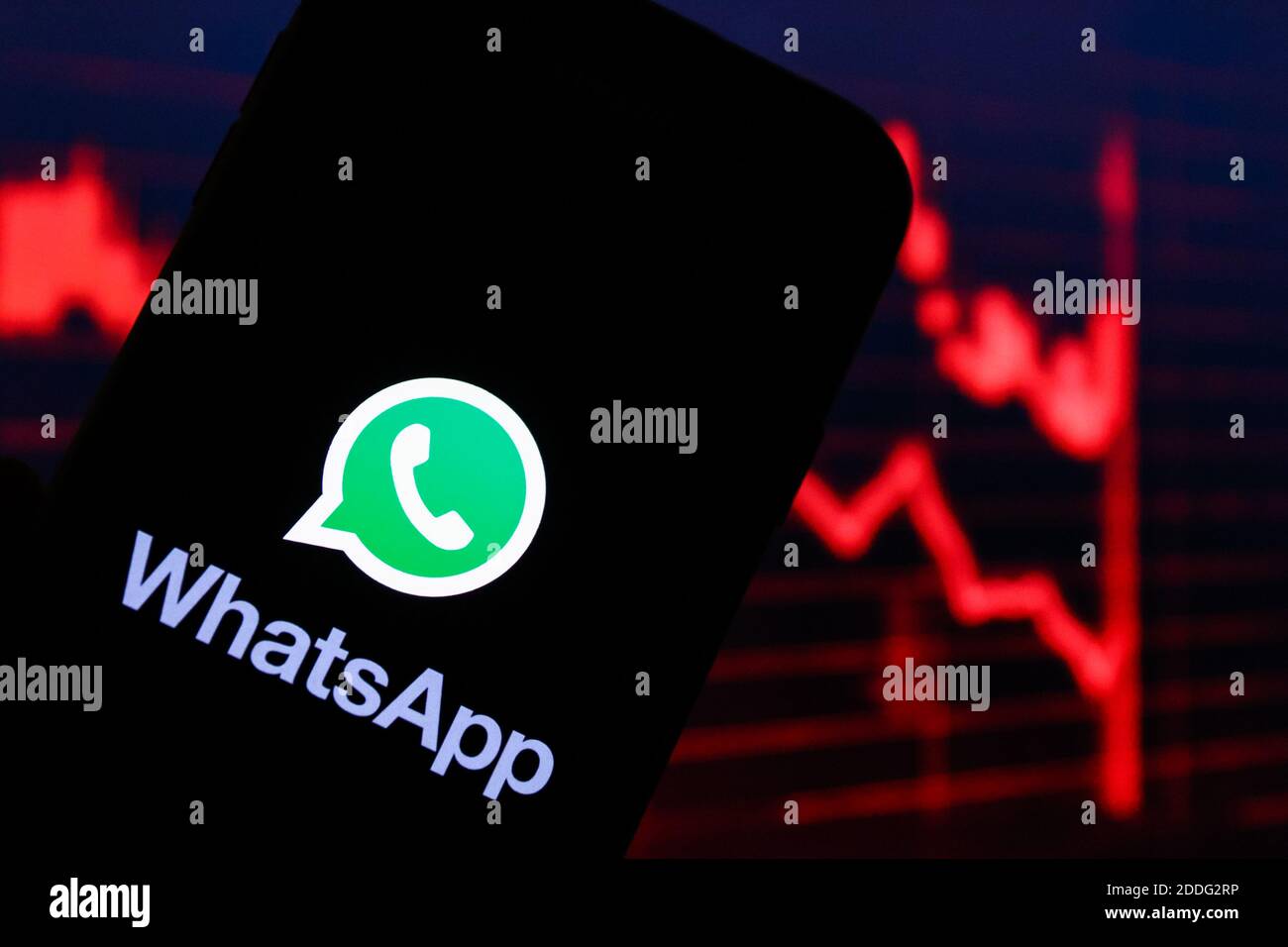 In questa illustrazione fotografica viene visualizzato un logo dell'app Whatsapp Online Communicator sullo smartphone. Foto Stock