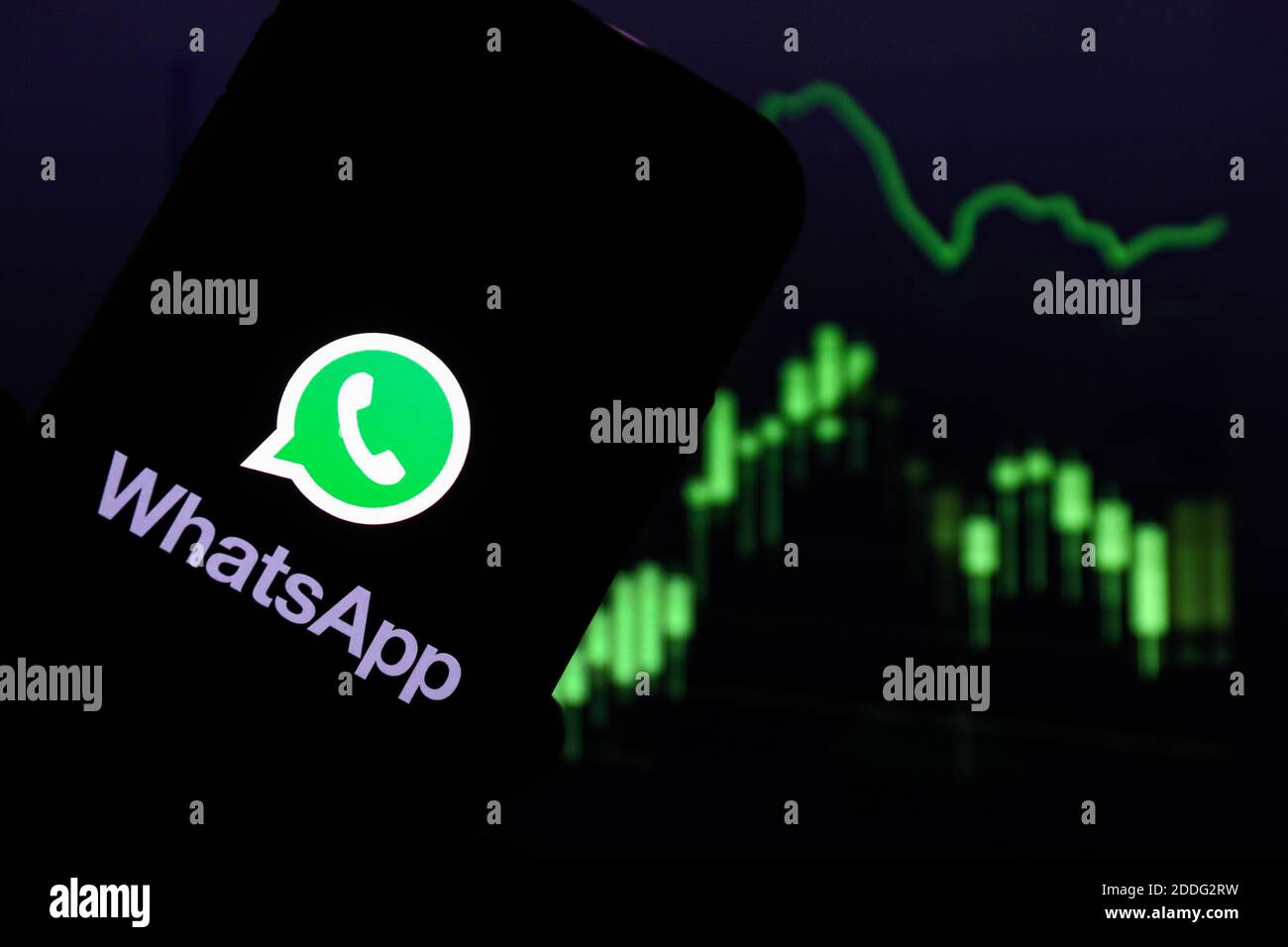 In questa illustrazione fotografica viene visualizzato un logo dell'app Whatsapp Online Communicator sullo smartphone. Foto Stock