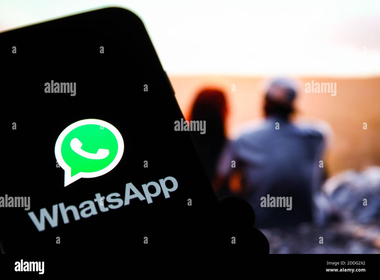 In questa illustrazione fotografica viene visualizzato un logo dell'app Whatsapp Online Communicator sullo smartphone. Foto Stock