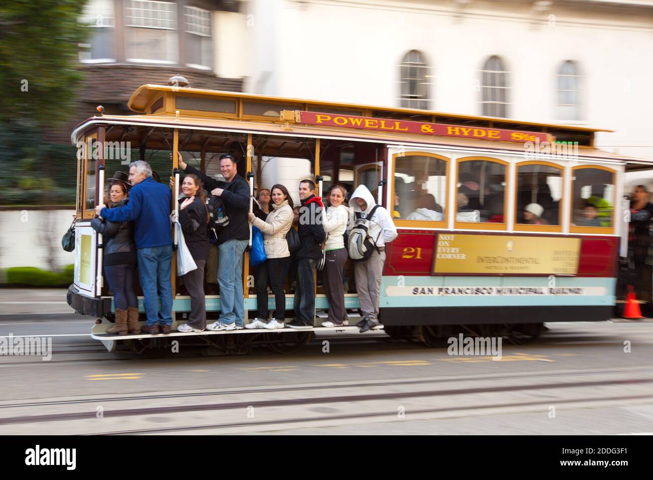 San Francisco, California, Stati Uniti - i turisti sul tradizionale cavo auto a Russian Hill quartiere. Foto Stock