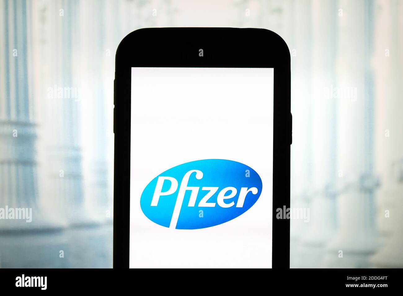 In questa illustrazione fotografica viene visualizzato un logo di Pfizer Pharmaceutical Company sullo smartphone. Foto Stock