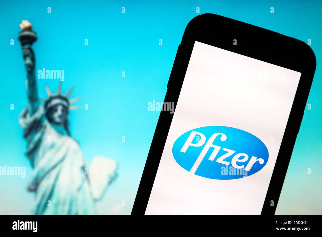 In questa illustrazione fotografica viene visualizzato un logo di Pfizer Pharmaceutical Company sullo smartphone. Foto Stock