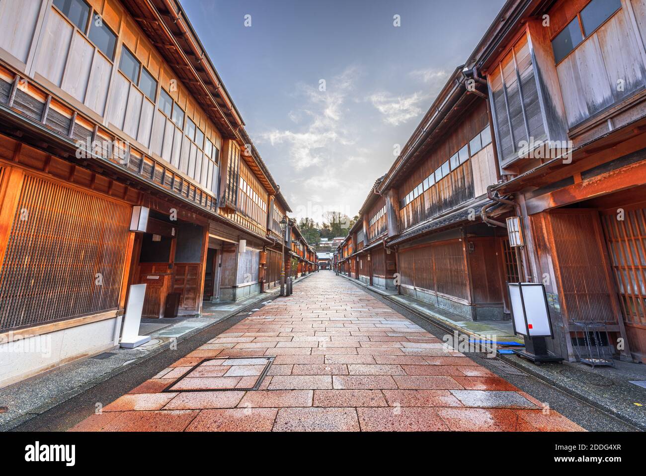 Kanazawa, Giappone scena di strada al quartiere Higashichaya durante l'inverno. Foto Stock