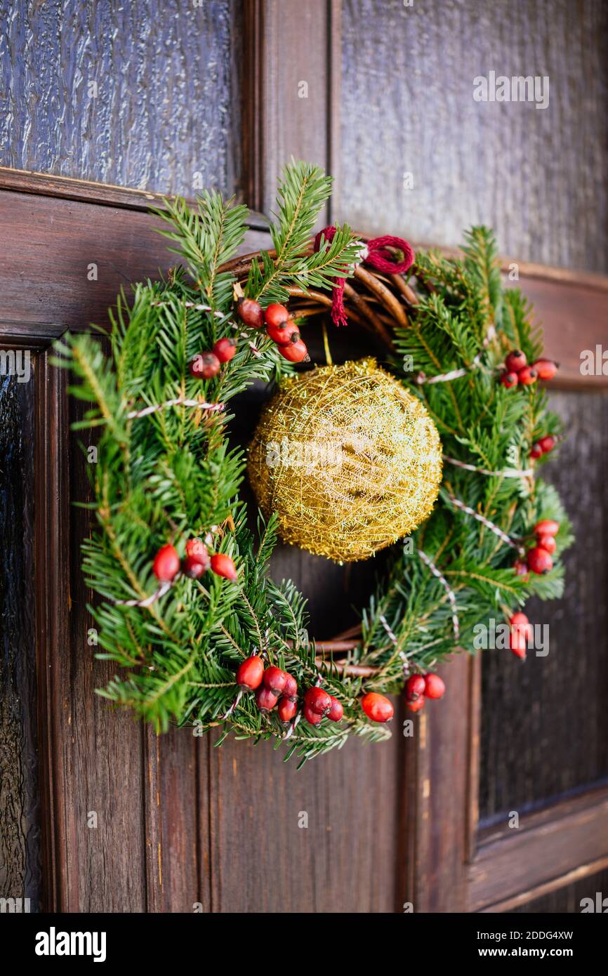 Ghirlanda di Natale sulla porta di legno Foto Stock