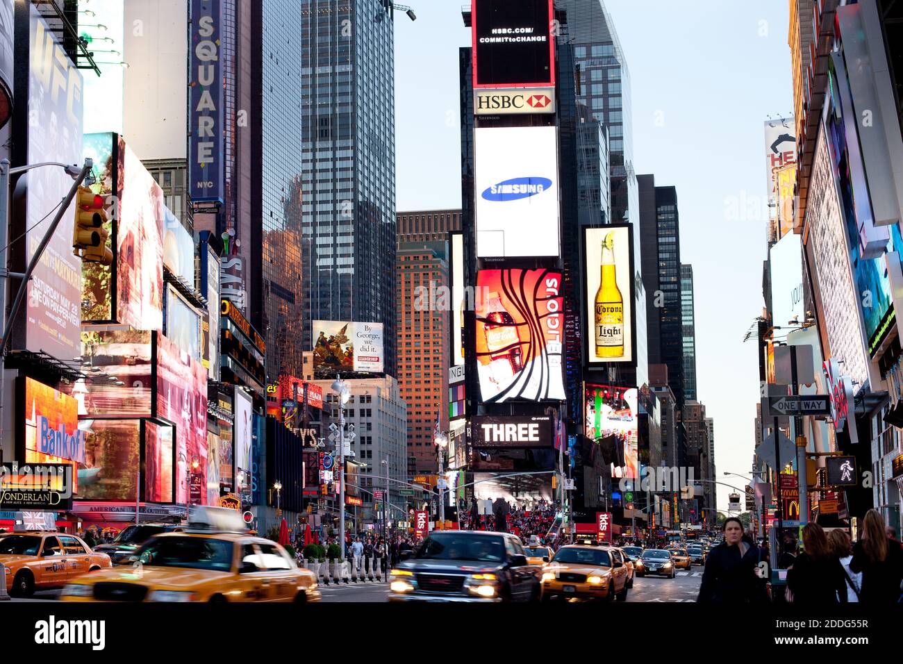 New York City, NY, Stati Uniti - traffico, persone e cartelli pubblicitari a Times Square. Foto Stock