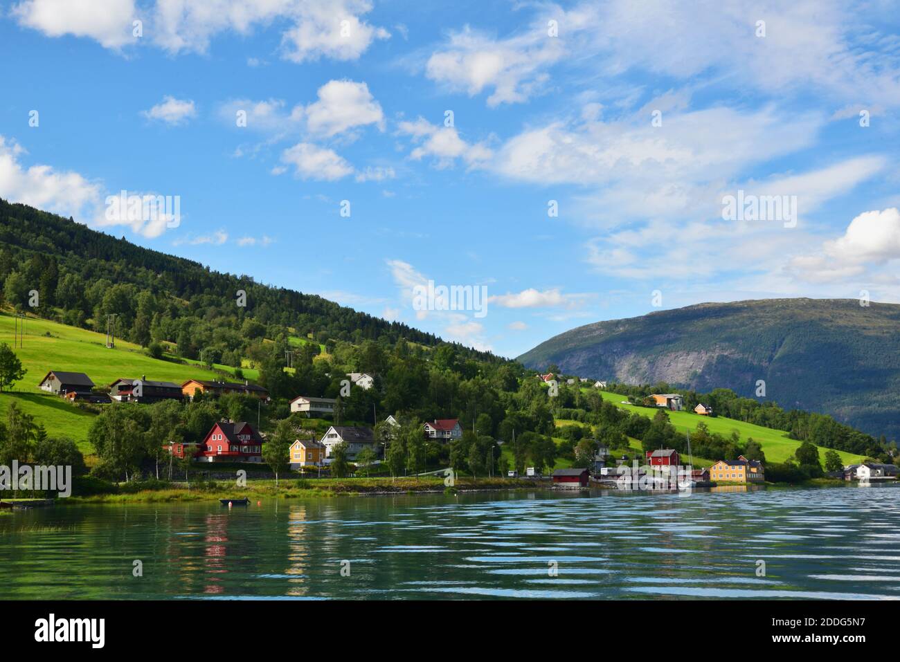 Acque calme su Innvikfjorden a Olden, Norvegia. Innvikfjorden è a sua volta un braccio del Nordfjord. Foto Stock