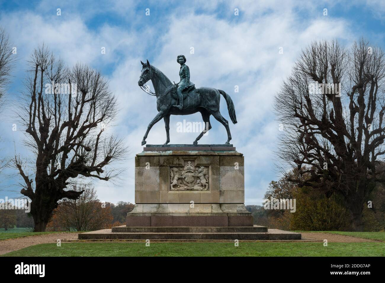 La statua del Giubileo d'oro della Regina Elisabetta II a cavallo a Windsor Great Park, Berkshire, Regno Unito Foto Stock