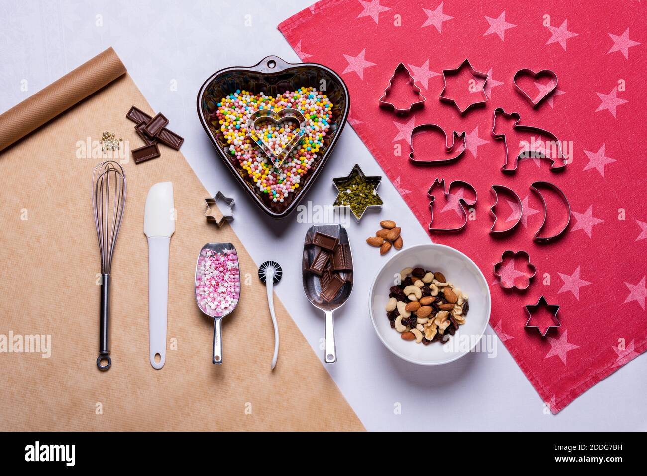 Zur Adventszeit und Weihnachten werden lekere Kekse gebacken Foto Stock