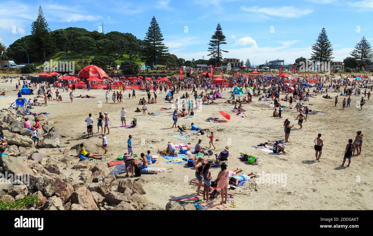 Mount Maunganui Beach nella baia di Plenty, Nuova Zelanda, affollata di persone in una calda giornata estiva Foto Stock