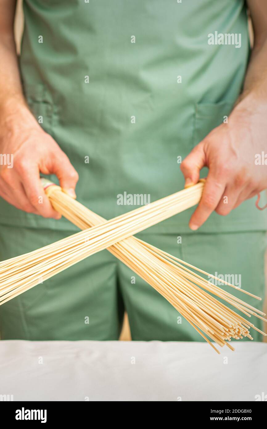 Scopa da massaggio in bambù in mani di massaggiatore in piedi nella spa  Foto stock - Alamy