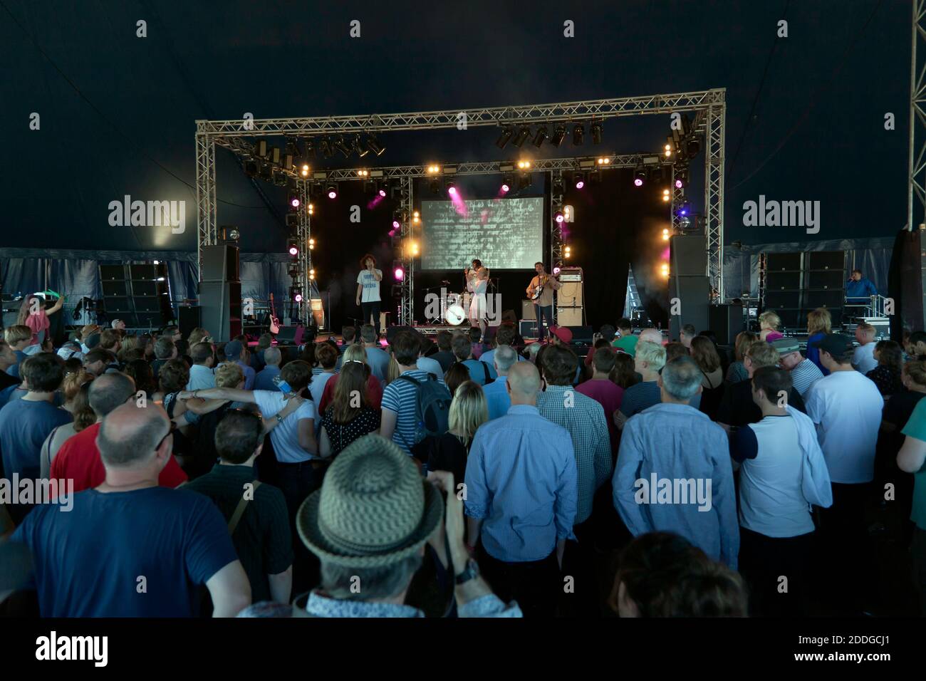 I pappagalli dando una vivace performance sulla celeste e amici scena all'OnBlackheath Music Festival 2016 Foto Stock