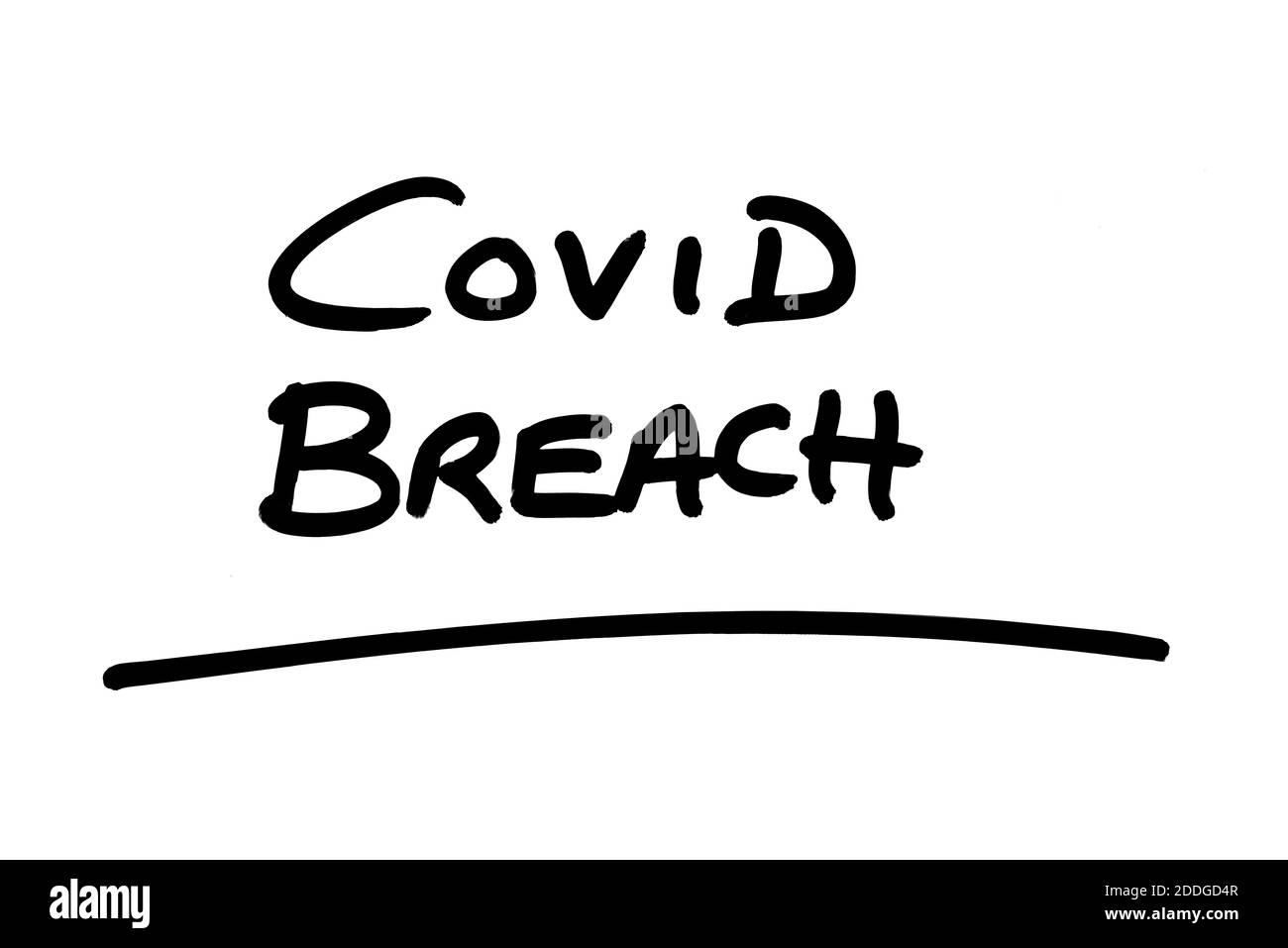 Violazione COVID scritta a mano su sfondo bianco. Foto Stock