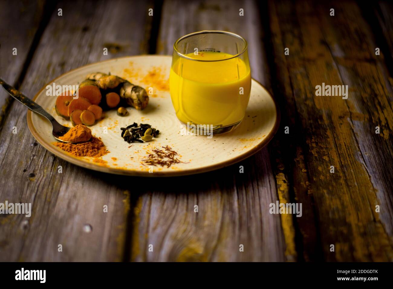 Latte curcuma che aumenta l'immunità ed è buono per la salute. Famosa ricetta indiana per bevande. Foto Stock