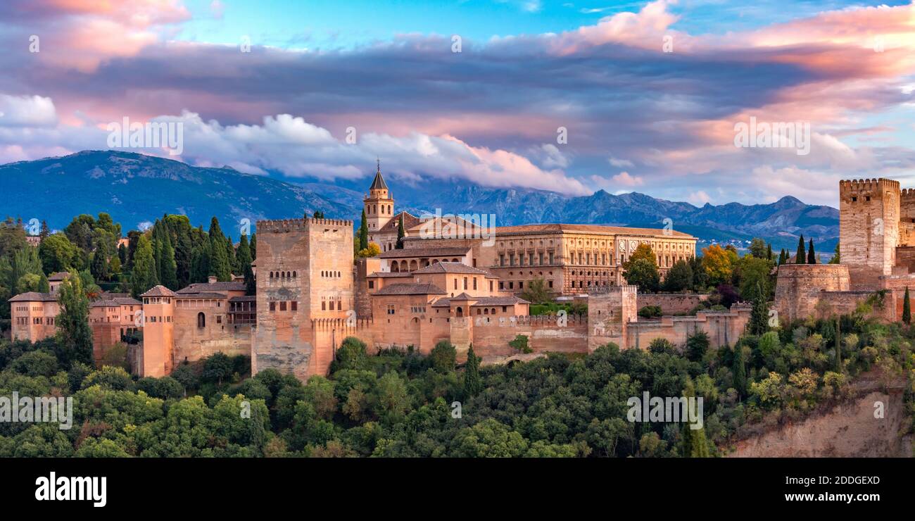 Palazzo e fortezza Complesso Alhambra con Comares torre, Palacios Nazaries e Palazzo di Carlo V durante il tramonto a Granada, Andalusia, Spagna Foto Stock