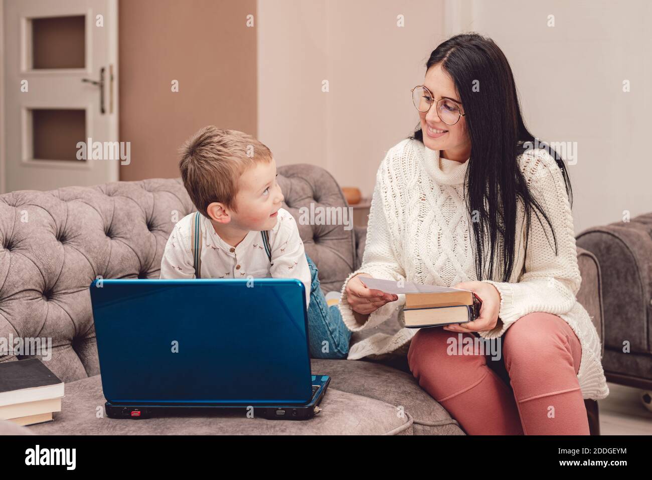 Madre e figlio imparano a casa Foto Stock