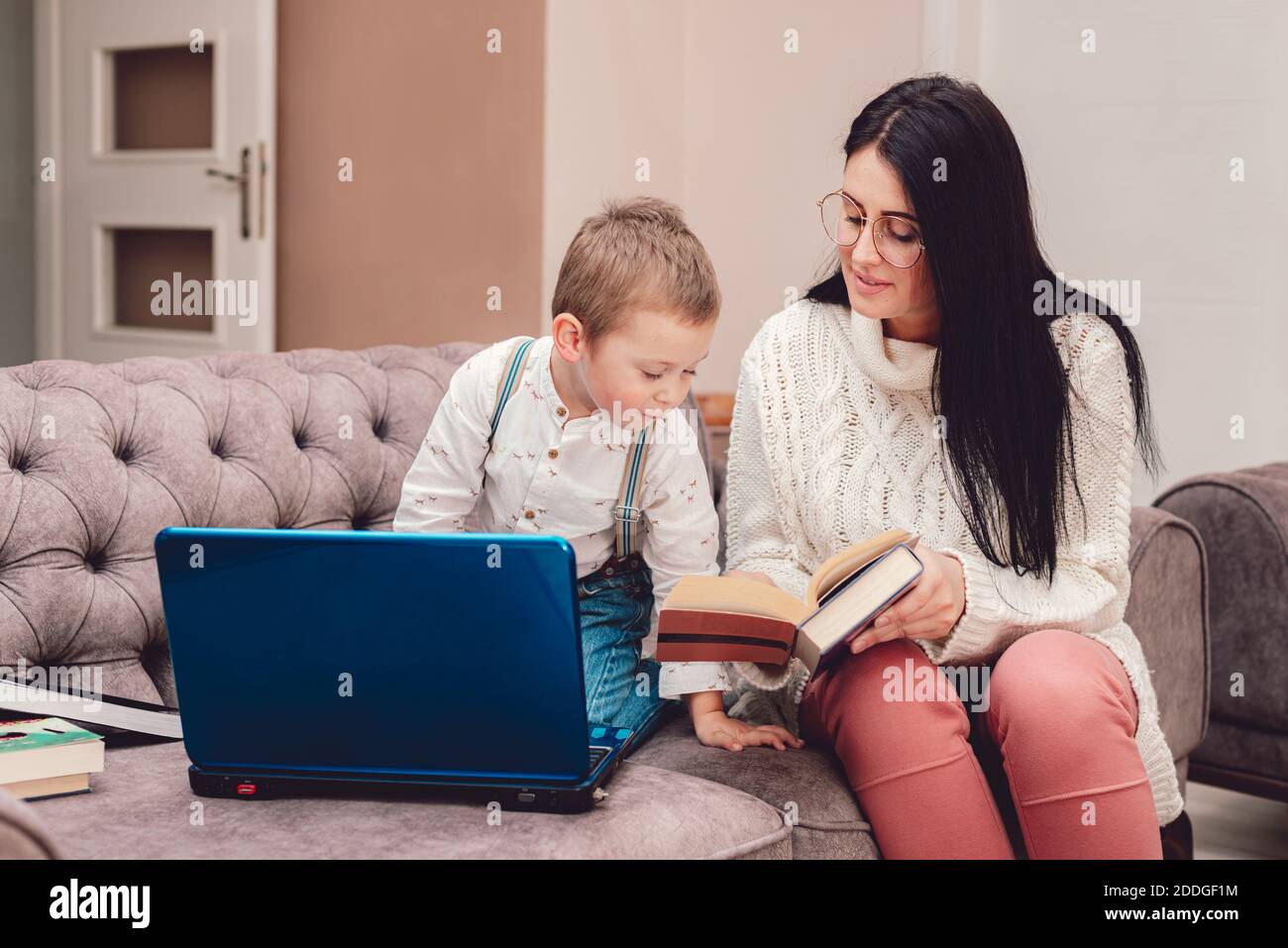 Madre e figlio imparano a casa Foto Stock