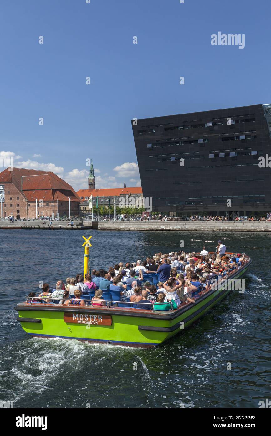 Geografia / viaggio, Danimarca, Copenaghen, barca stretta di fronte al diamante di razza il danese Royal li, diritti aggiuntivi-clearance-Info-non-disponibile Foto Stock