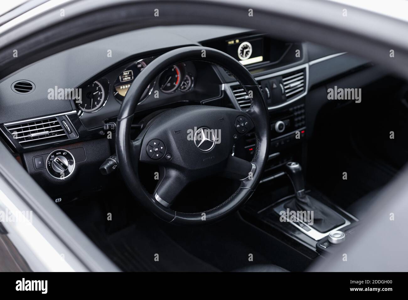 Dnipro, Ucraina - 21 novembre 2020: Mercedes-Benz E220 CDI 2011 colore nero, interno Foto Stock
