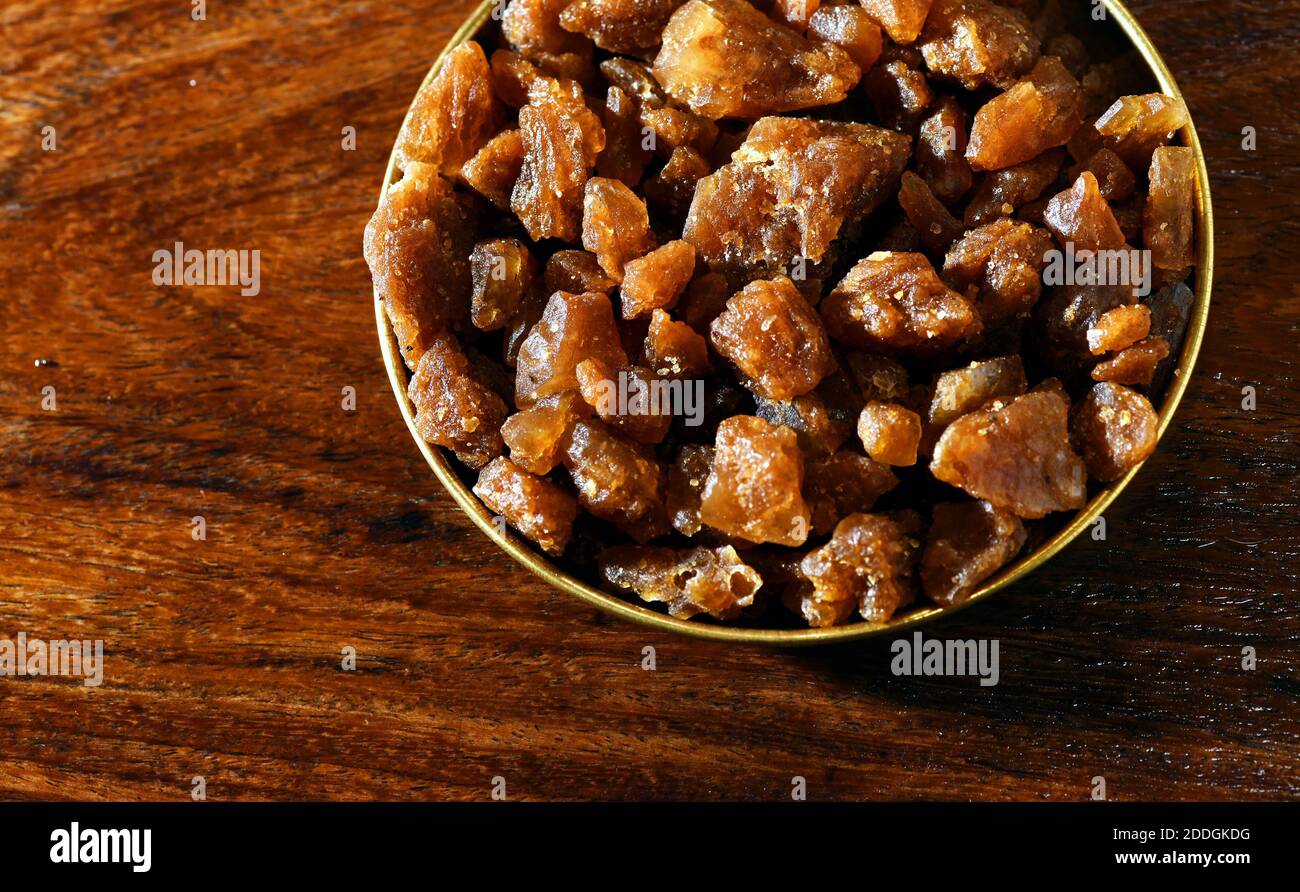Palm jaggery o Palm Sugar Candy conosciuto anche come Panam Kalkandu è un dolcificante organico che è fatto dai fiori delle palme da cocco. Foto Stock