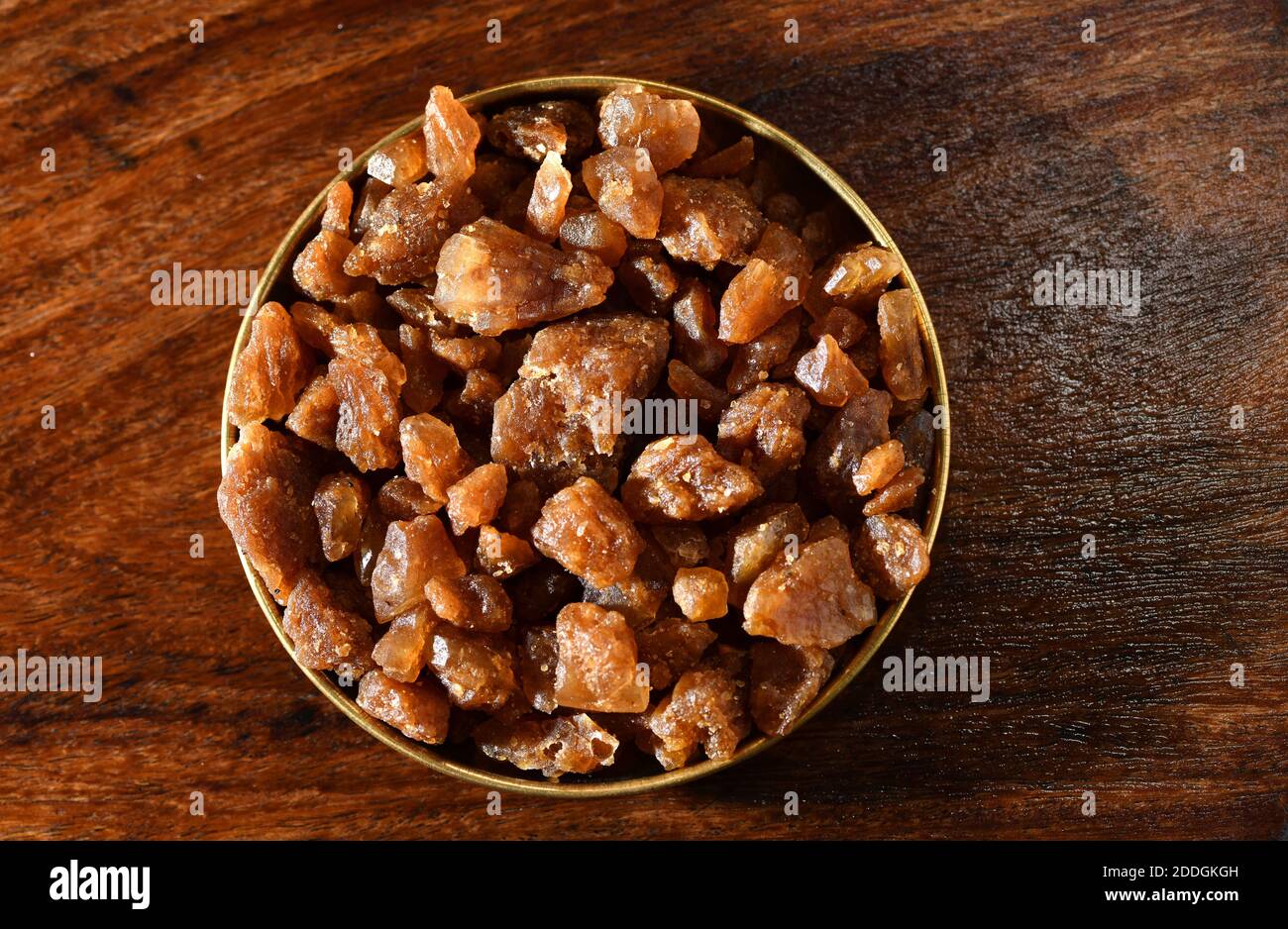 Palm jaggery o Palm Sugar Candy conosciuto anche come Panam Kalkandu è un dolcificante organico che è fatto dai fiori delle palme da cocco. Foto Stock