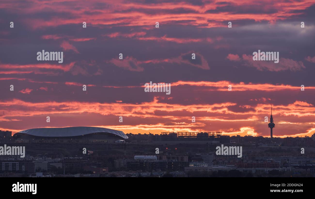 Spettacolare vista dello stadio Wanda Metropolitano con tetto ricurvo Sfondo del cielo arancione tramonto a Madrid Foto Stock