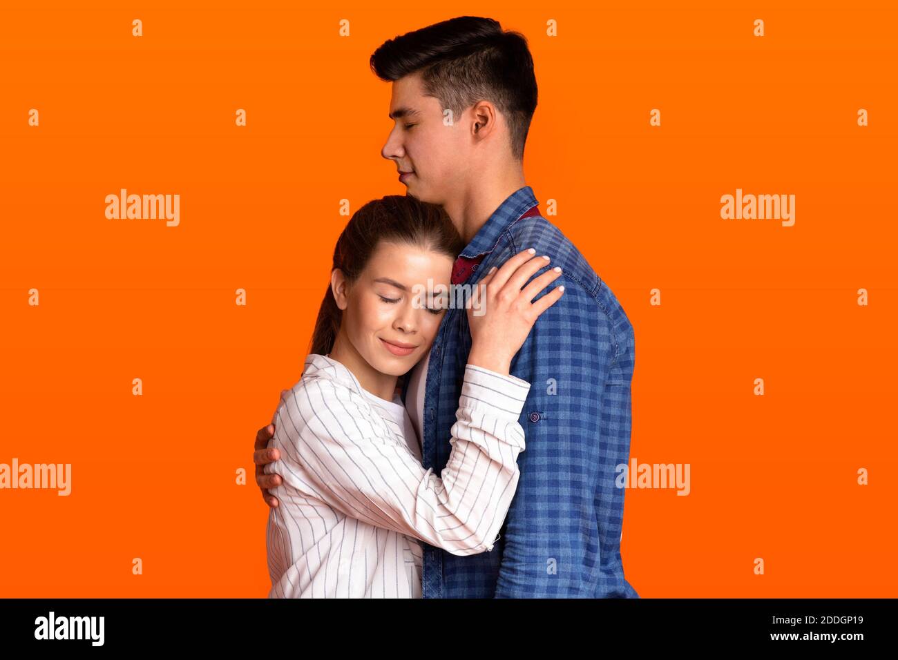 Amore, romanticismo e teneri sentimenti degli studenti o della famiglia sposata Foto Stock