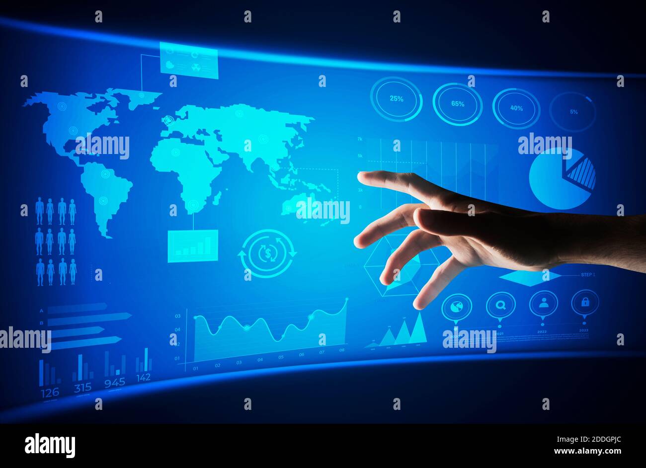 La mano maschile raggiunge lo schermo virtuale con Digital Global Business Economic Grafici dei dati Foto Stock