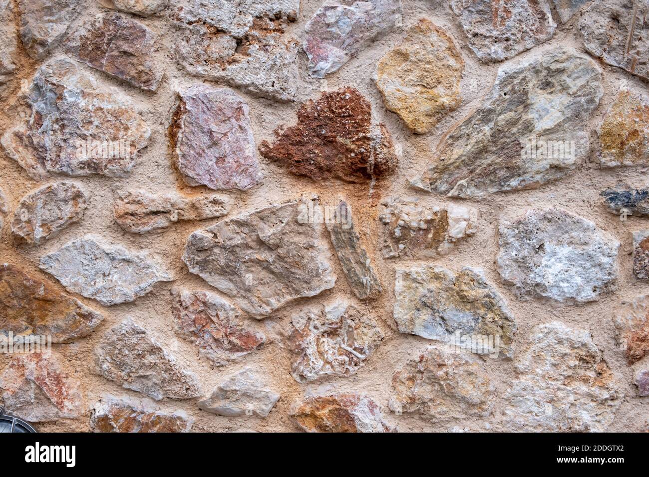 Muro di pietra sfondo e struttura, pietre rosa rosso tradizionale costruzione facciata o pavimento pavimentazione Foto Stock