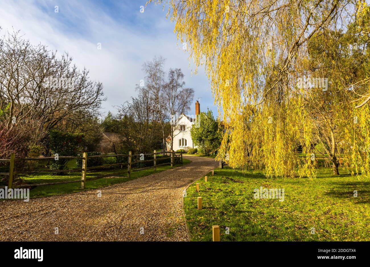 Una grande proprietà bianca, una casa su Whitmoor Common, proprietà primaria in una riserva naturale a Worplesdon, un villaggio vicino a Guildford, Surrey Foto Stock