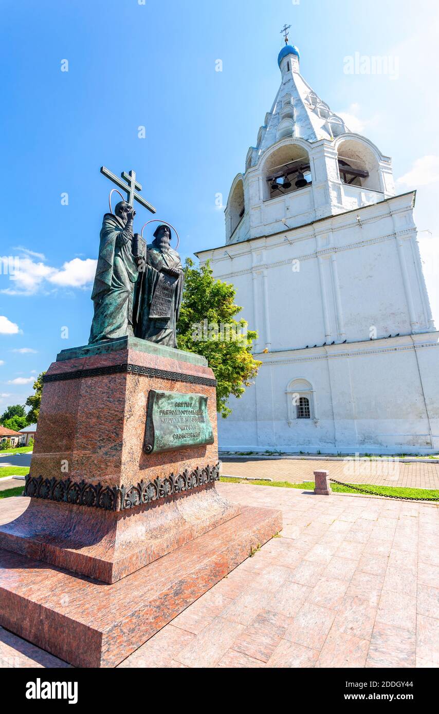 Kolomna, Russia - 7 luglio 2020: Monumento agli illuminatori slavi Cirillo e Metodio sulla piazza della Cattedrale nel Cremlino di Kolomna Foto Stock