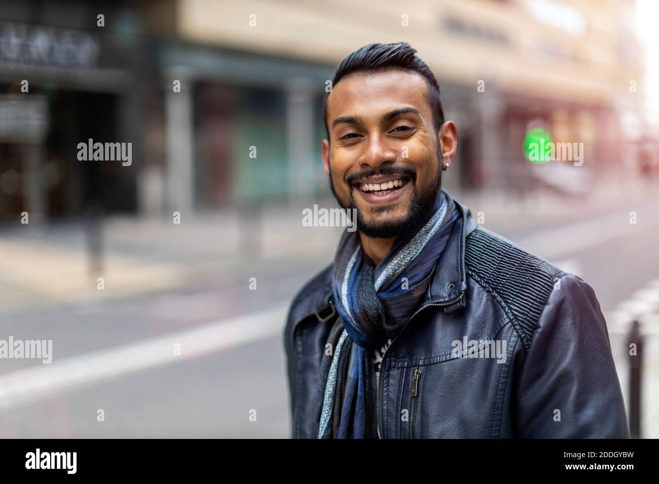 Ritratto di un bel giovane sulla strada della città Foto Stock