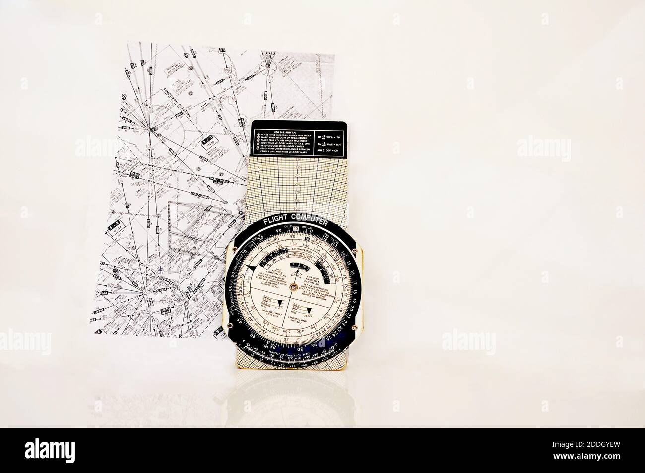 I computer di volo meccanici sono stati sviluppati per semplificare i calcoli di navigazione, le carte di volo denominate anche mappe di volo o carte di navigazione Foto Stock