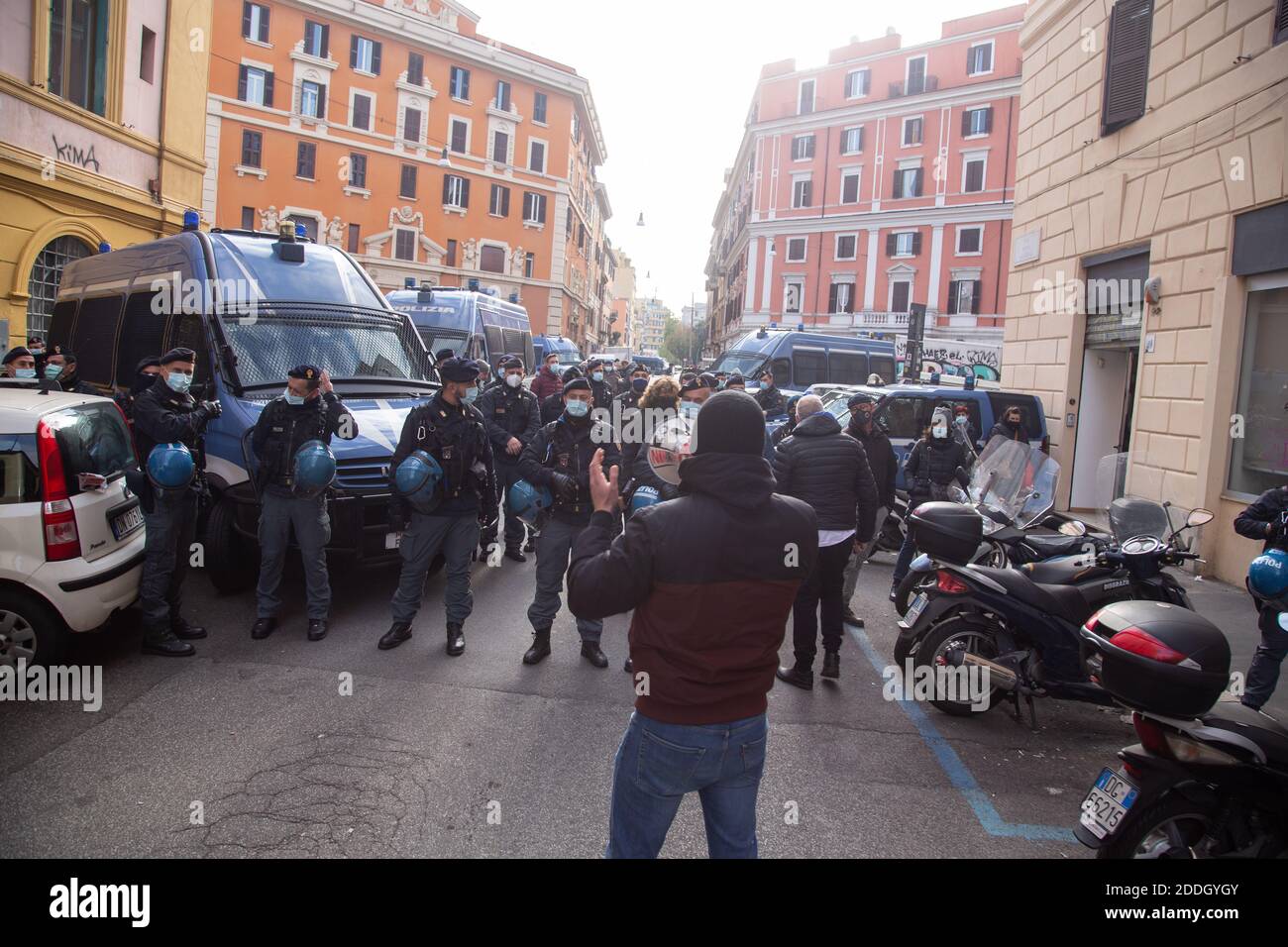 Roma, Italia. 25 Nov 2020. Sit-in per protestare contro lo sfratto del Palazzo del Cinema in Piazza dei Sanniti a Roma (Foto di Matteo Nardone/Pacific Press) Credit: Pacific Press Media Production Corp./Alamy Live News Foto Stock