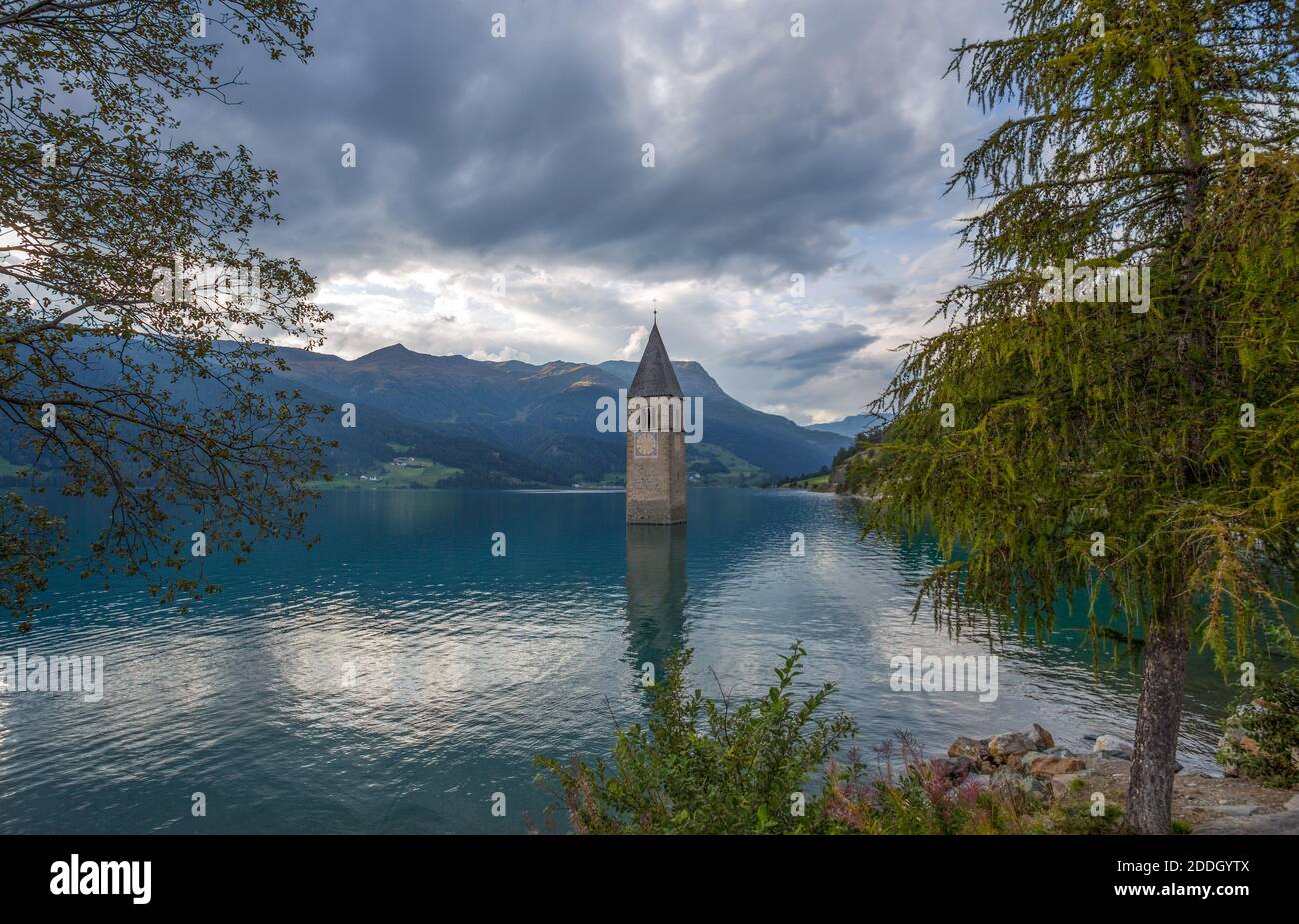 Il campanile della chiesa sommersa di Curon, Lago di Resia, provincia di Bolzano, Alto Adige, Italia. Foto Stock