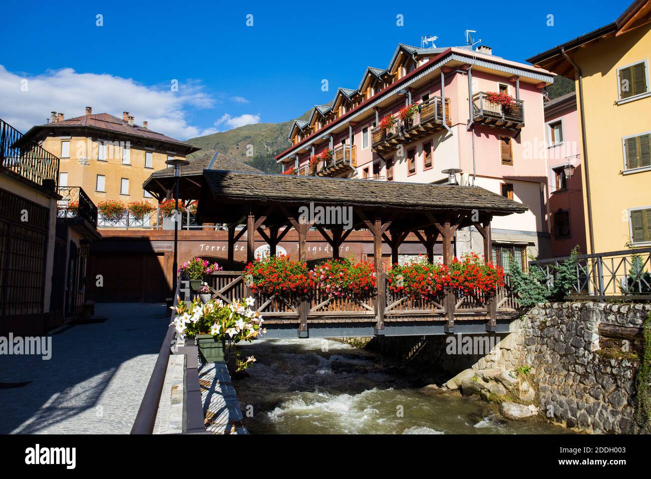 PONTE DI LEGNO, ITALIA, 9 SETTEMBRE 2020 - il tipico ponte in legno con fiori simbolo del comune di Ponte di legno, provincia Brescia, Italia. Foto Stock