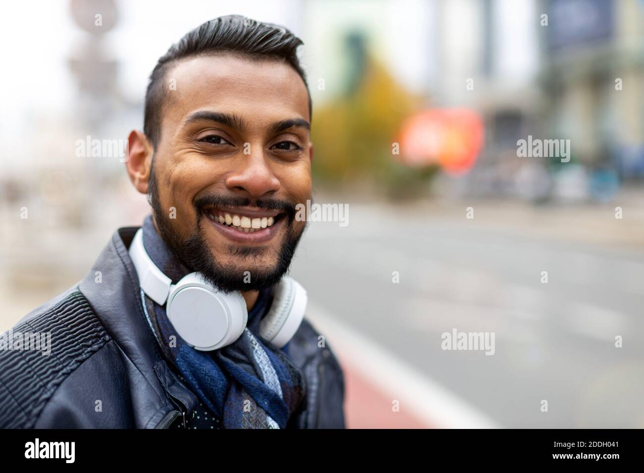 Ritratto di un bel giovane sulla strada della città Foto Stock