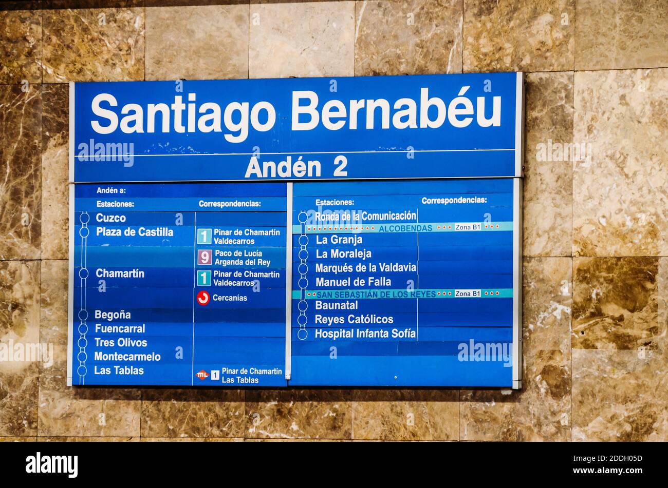 Segnale della metropolitana alla stazione della metropolitana Santiago Bernabeu a Madrid, Spagna Foto Stock