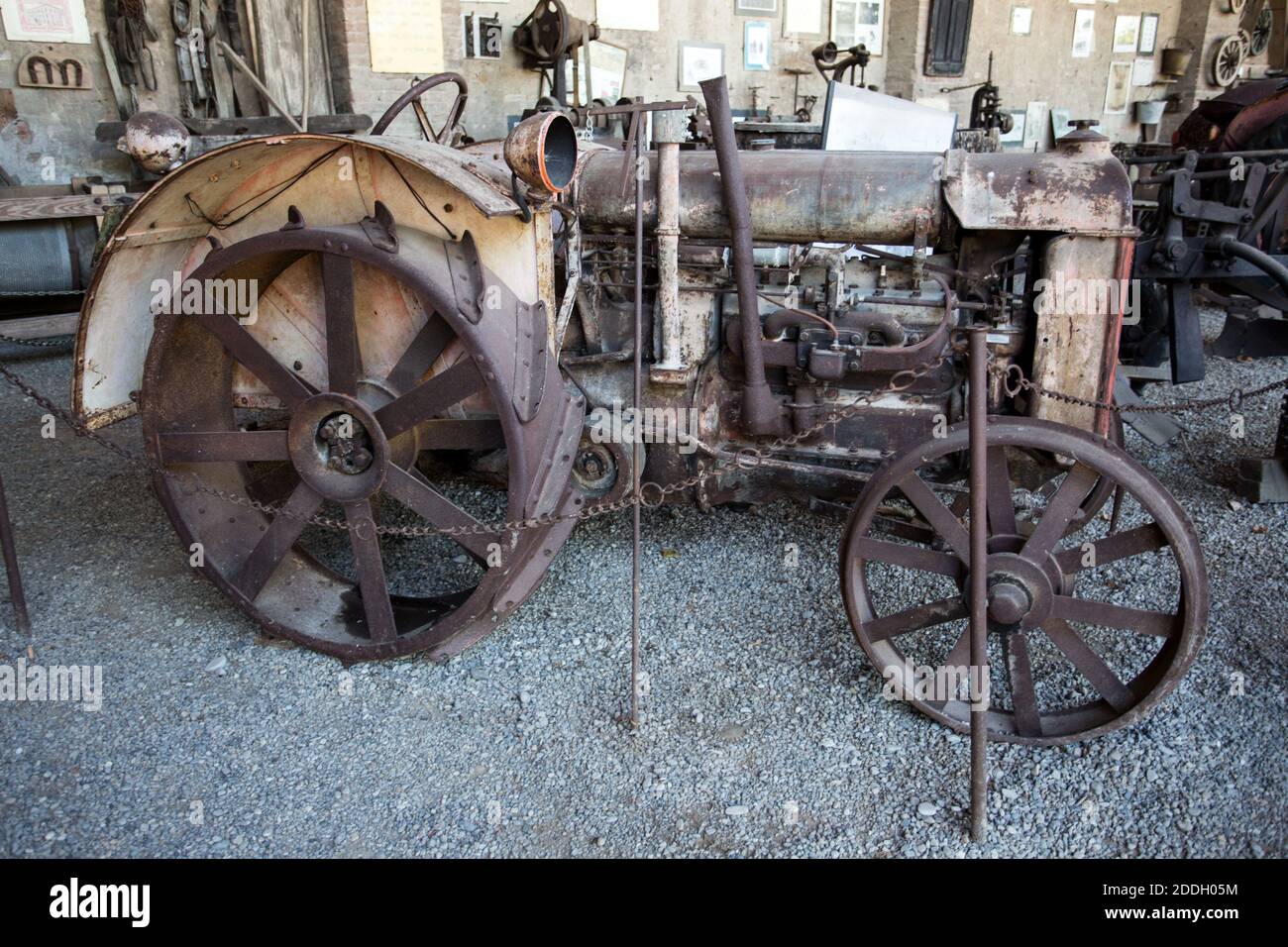 GRAZZANO VISCONTI, ITALIA 25 AGOSTO 2020 - modello di vecchio trattore italiano in esposizione nel villaggio di Grazzano Visconti, provincia di Piacenza, Italia. Foto Stock